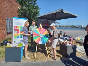 Foto vom SDG Aktionsstand mit Glücksrad