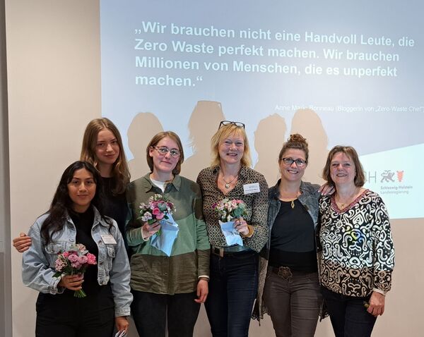 Personen auf einer Bühne